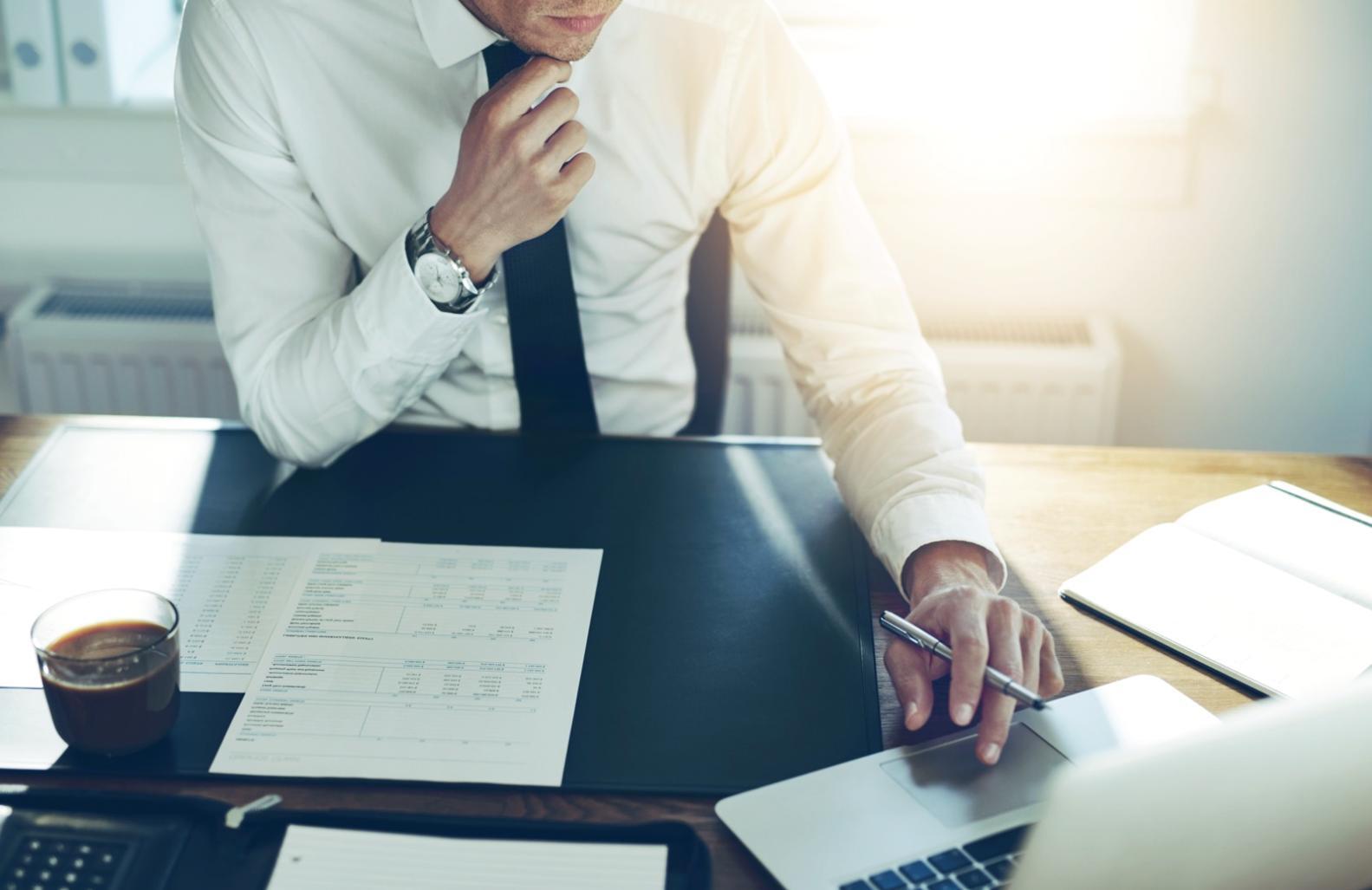 Étudiant apprenant les techniques de budget glissant avec des outils interactifs