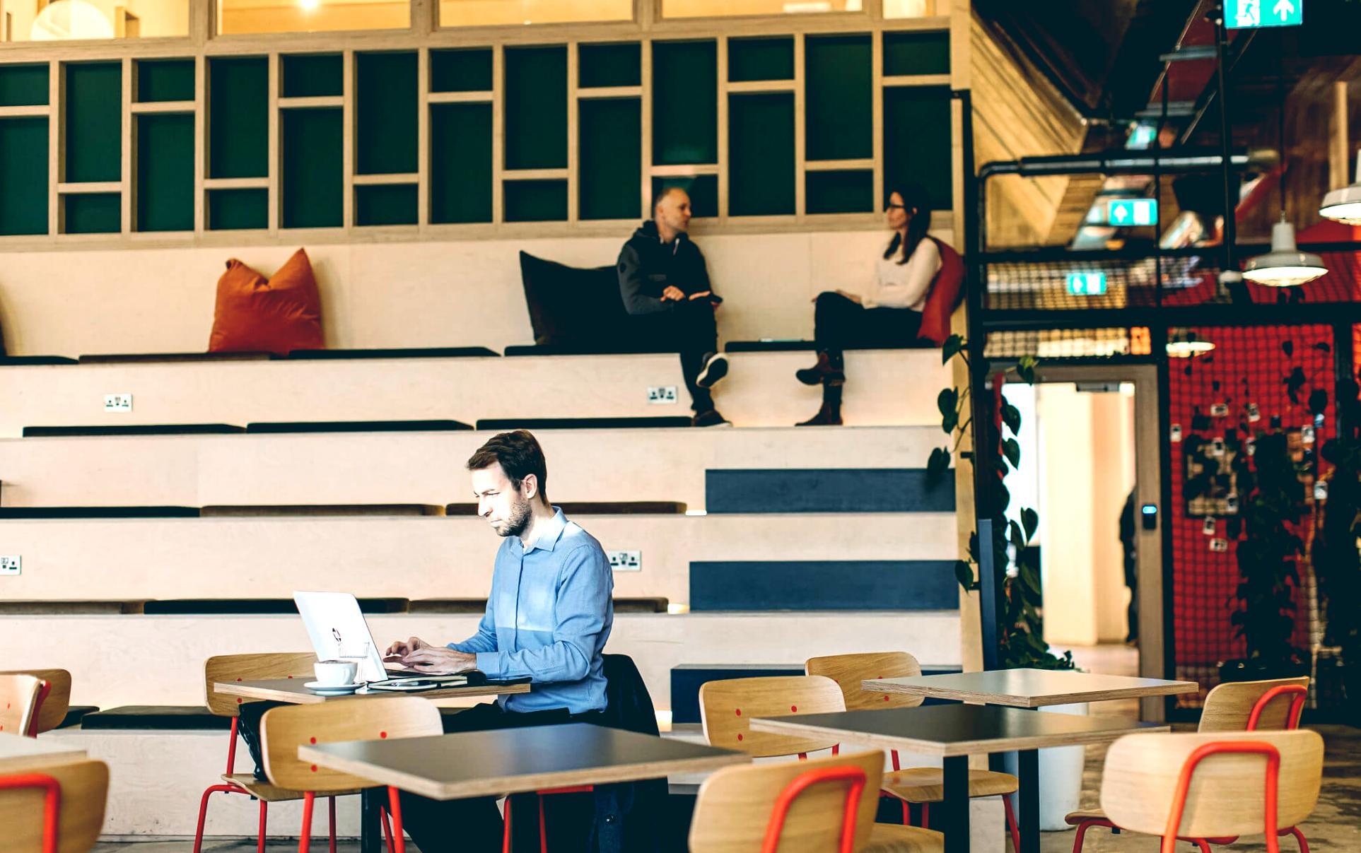 Étudiants collaborant sur un projet de budgétisation glissante