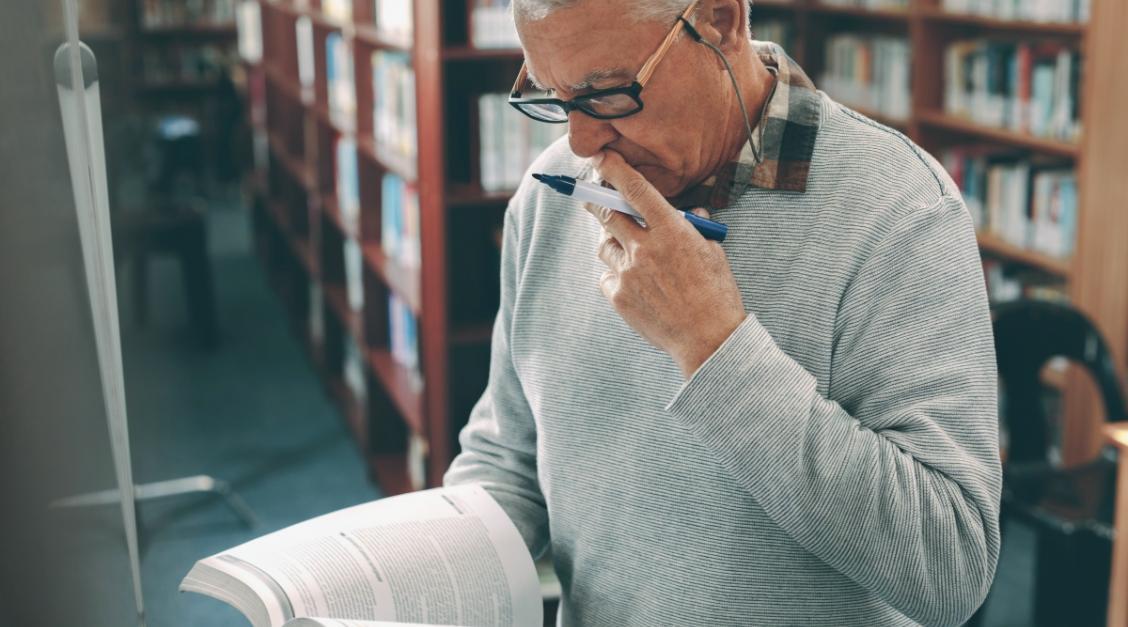 Étudiant travaillant sur des techniques de budget glissant